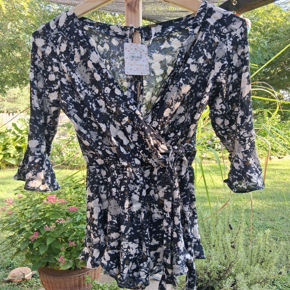 Free People All The Right Ruffles Romper Size S Black NWT - Picture 2 of 10